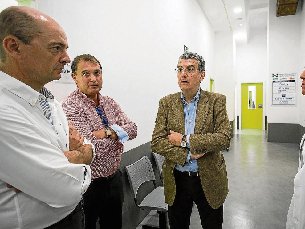 El consejero de Sanidad, tercero por la izquierda, visitó la unidad de cataratas situada en el hospital Provincial.