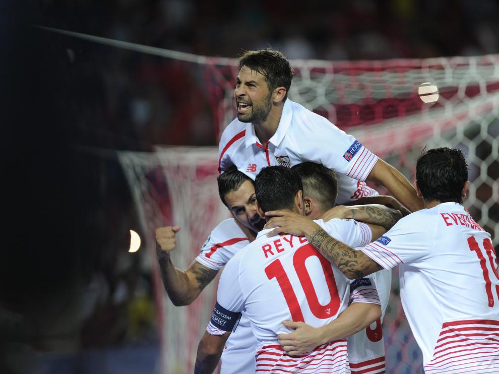 Varios jugadores del Sevilla FC celebrando uno de los tantos del encuentro.