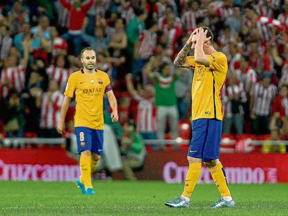 Messi se lleva las manos a la cabeza mientras Iniesta avanza inexpresivo en San Mamés.