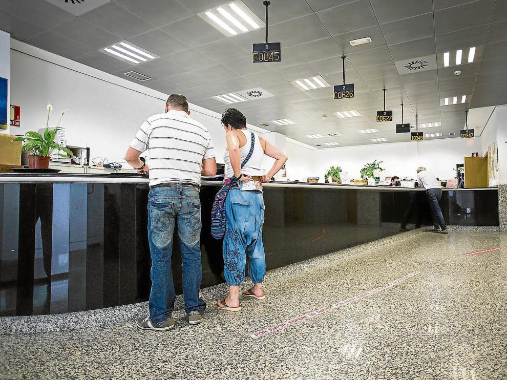 Varias personas tramitaban ayer sus asuntos en el mostrador de atención al público de las oficinas del Registro Civil.