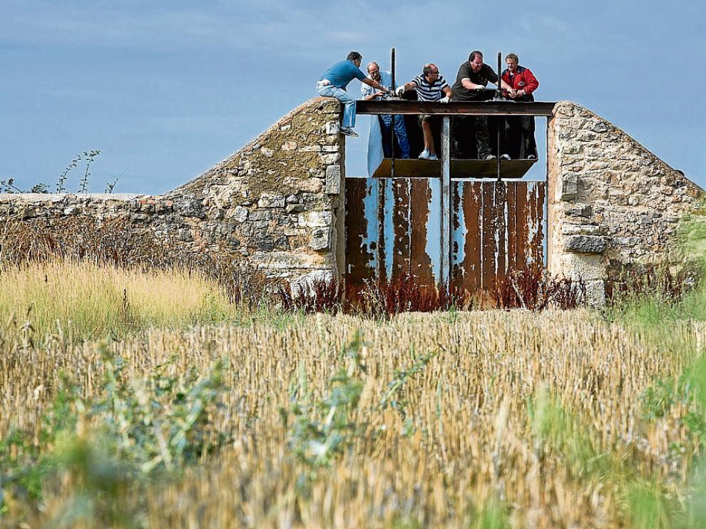 Un grupo de vecinos se encargo de bajar la compuerta que regula la entrada de agua a la laguna.