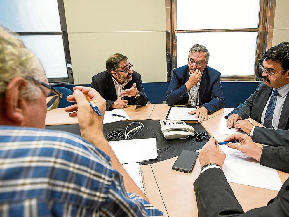 Olona y Lafuente, en la reunión que mantuvieron ayer acompañados de varios técnicos.