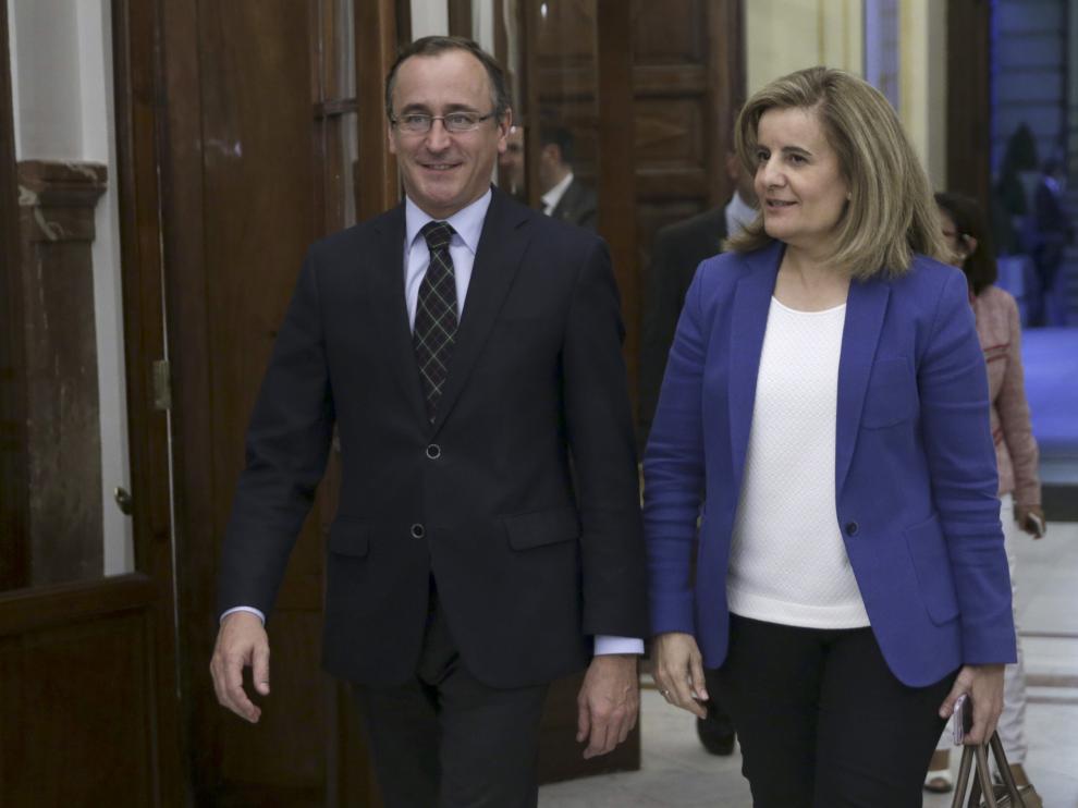 Los ministros de Sanidad, Alfonso Alonso, y Empleo, Fátima Báñéz, en los pasillos del Congreso, donde se debaten este miércoles los presupuestos para 2016.