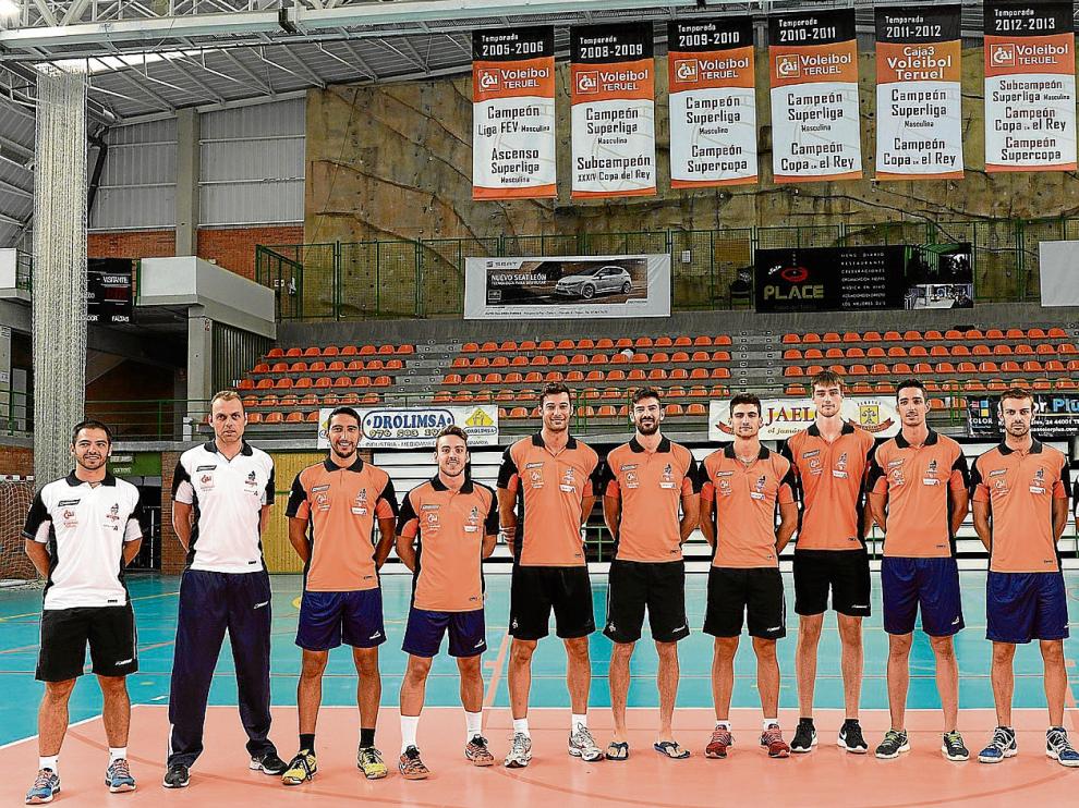 Los jugadores y el cuerpo técnico del CAI Teruel posan en Los Planos a la espera de la llegada de los cuatro jugadores extranjeros.