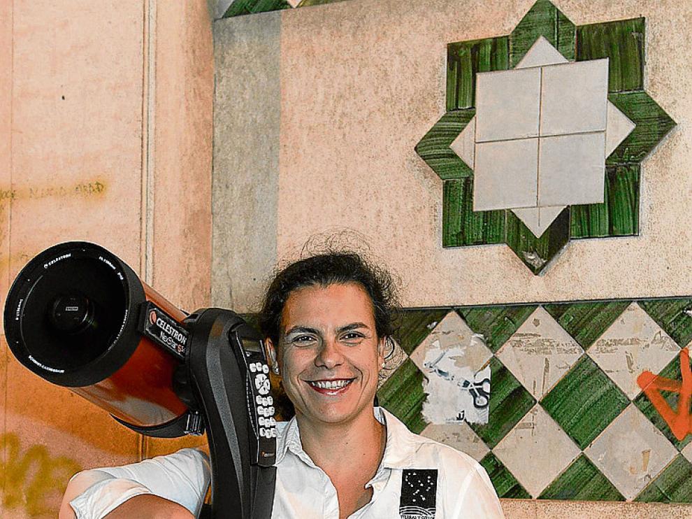 El telescopio es la principal herramienta de Maribel Aguilar.