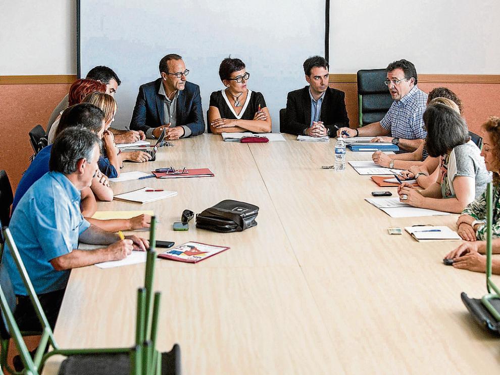 José Miguel Marco La reunión de la comisión de garantías. En la misma se acordó buscar plaza a los 165 niños y se recogió en un acta que el aulario de Infantil del Cuarte III debe estar listo en septiembre de 2016, el próximo curso.