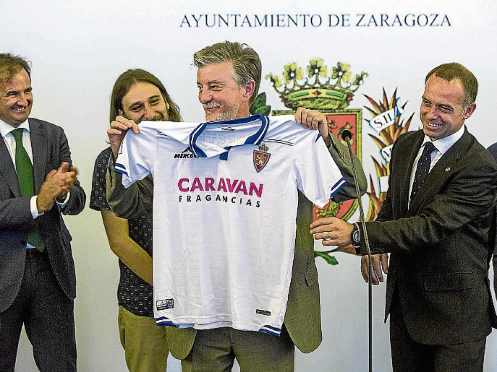 El alcalde, Pedro Santisteve, recibió una camiseta del equipo.