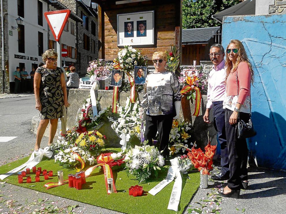 Los familiares de José Ángel de Jesús e Irene Fernández, ayer junto al monumento de Sallent.