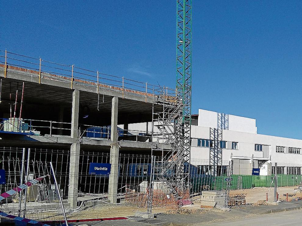 A la derecha, el aulario de la primera fase del colegio Ánfora. A la izquierda, las obras de las siguientes fases.