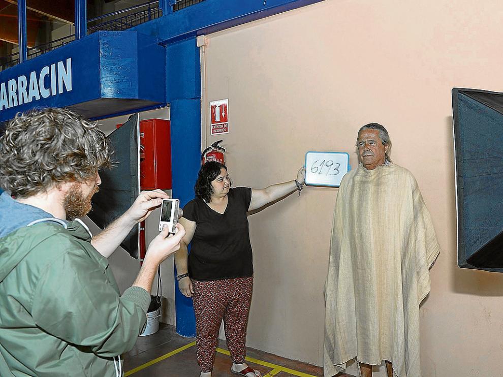 Uno de los aspirantes a extra posando ayer delante de la cámara del equipo de producción.