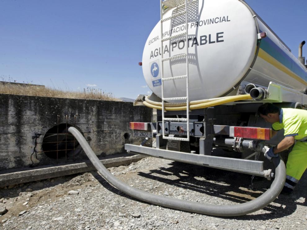 Un camión cisterna de la Diputación suministra agua a un pueblo soriano.