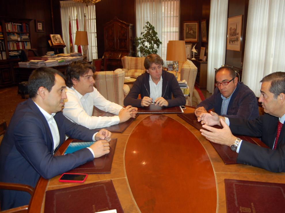 Reunión de Carlos Martínez, alcalde de Soria (c), con el concejal, Javier Muñoz, y Rubén García, de Tierraquemada a su izquierda, y Luis Rey, presidente de la Diputación, y Alberto Santamaría, a su derecha.