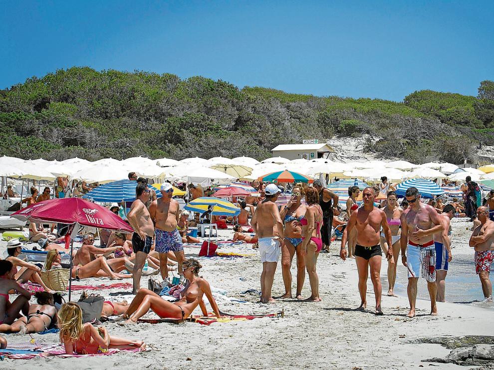 Bañistas en la playa de Es Cavallet en Sant Josep de Sa Talaia, en Ibiza, el pasado 10 de julio.