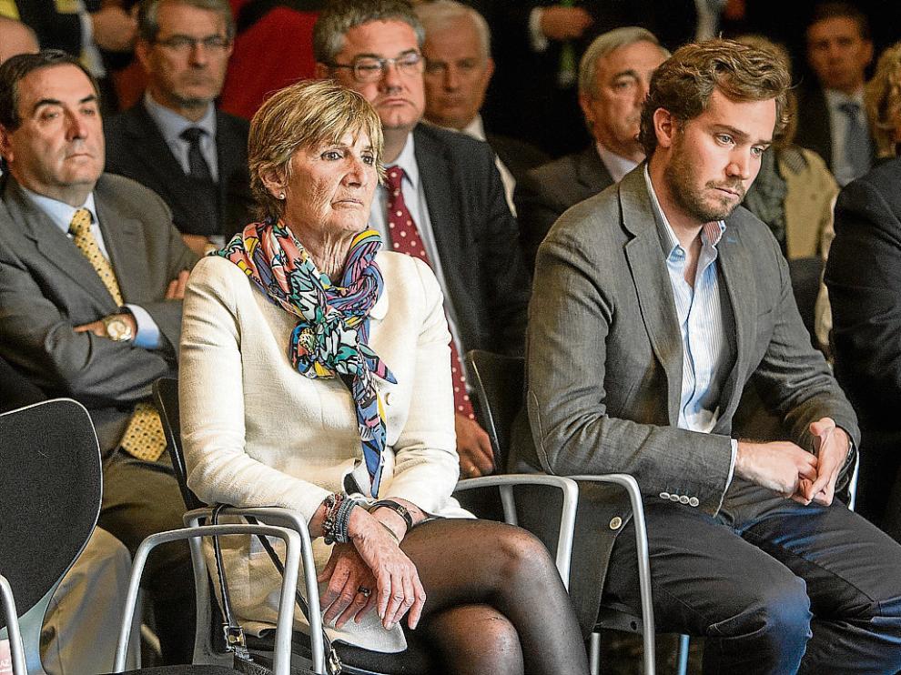Borja Giménez Larraz (derecha), junto a su madre Ana, en un homenaje a su padre en 2013.
