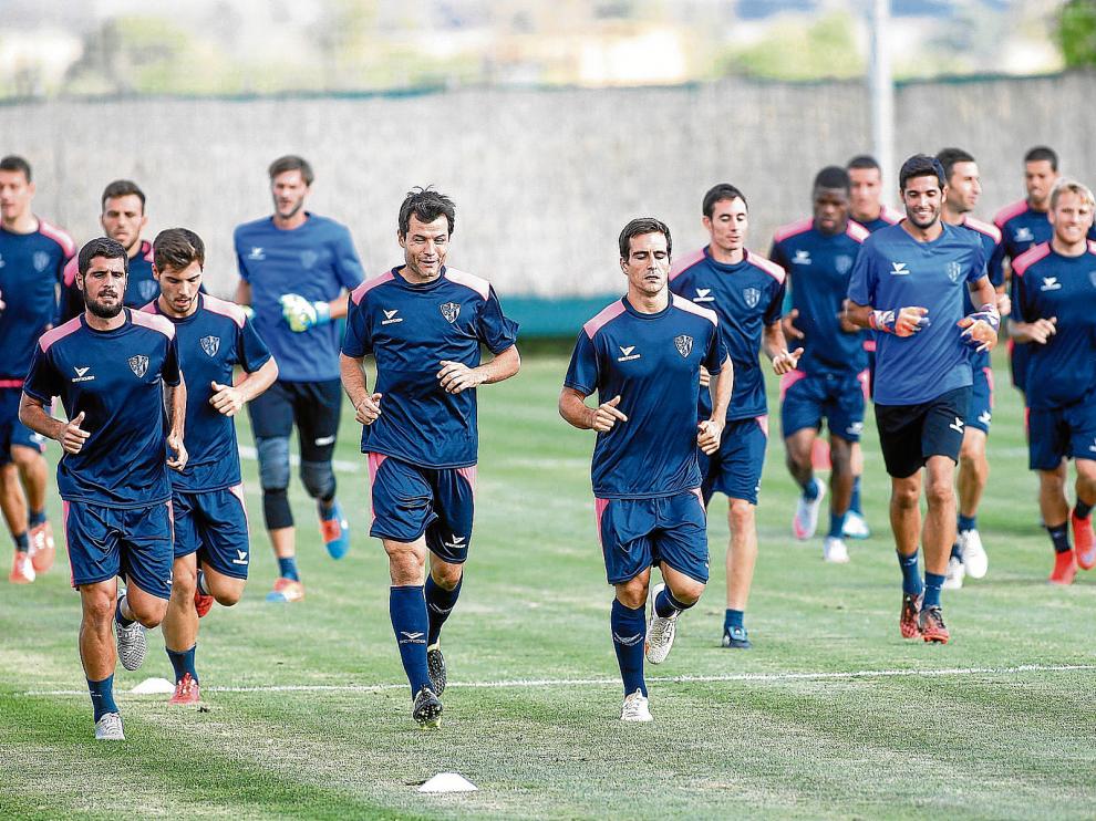 La plantilla de la SD Huesca arrancará la liga mañana en El Alcoraz contra el Deportivo Alavés con once caras nuevas que aúnan experiencia y talento.