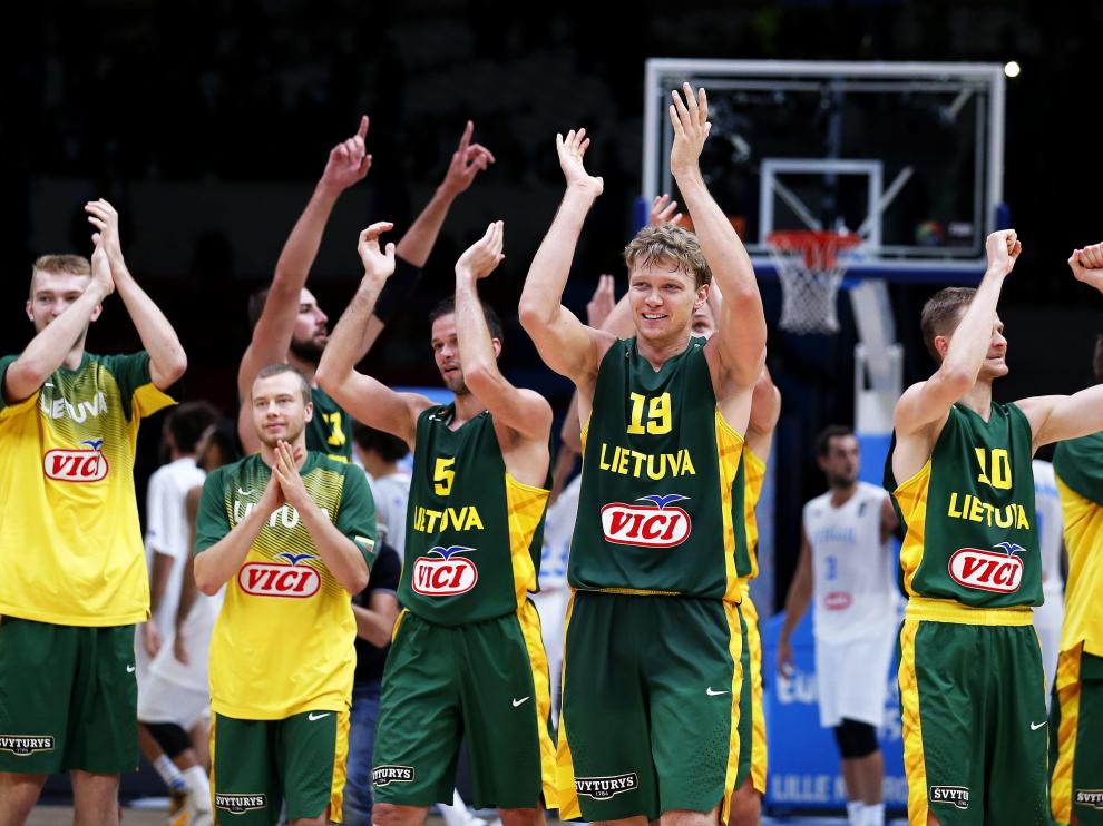 Los jugadores de Lituania celebran la victoria ante Serbia y el pase a la final del Eurobasket.