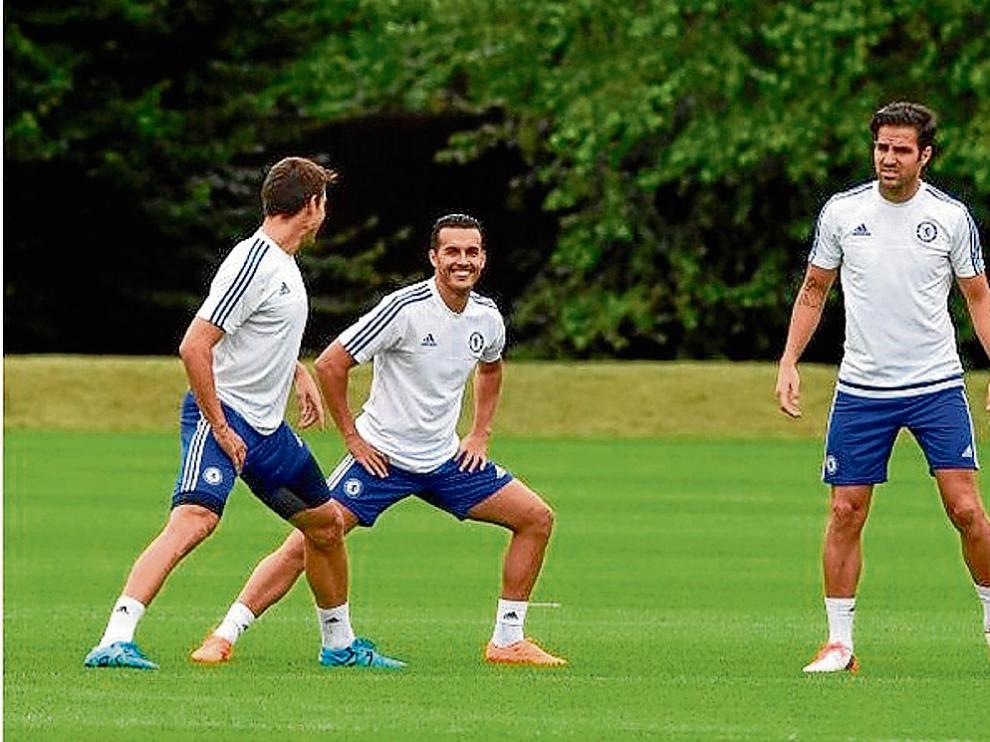 Pedro, entrenándose ayer junto a Cesc y Azpilicueta, ya a las órdenes de Mourinho.