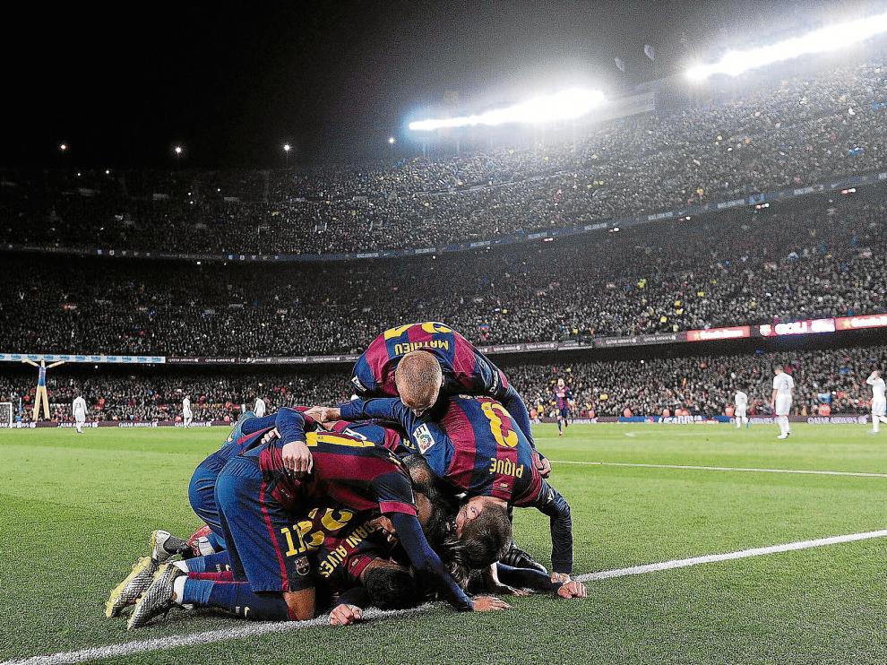 Los jugadores del Barcelona celebran un gol, durante el último clásico ante el Real Madrid.