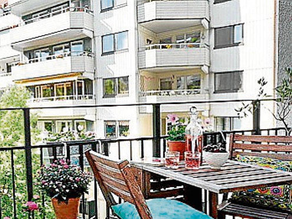 Pensar en el verano. Si el balcón no responde de ninguna manera, se puede reservar para el verano. El norte es muy fresco y un mobiliario plegable hará el resto.
