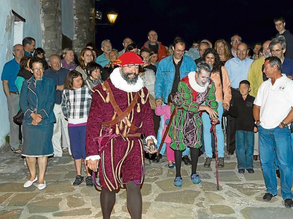 Dos actores, en la recreación de la época de Felipe II, durante una visita nocturna.