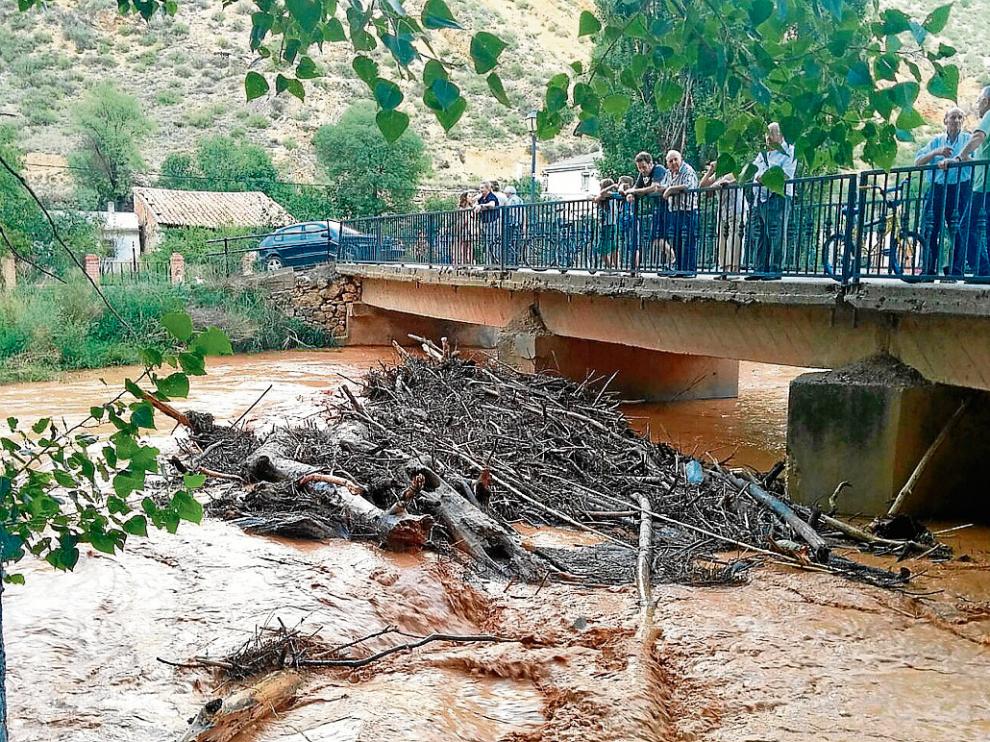Los vecinos contemplaban esta semana los troncos acumulados en el río.