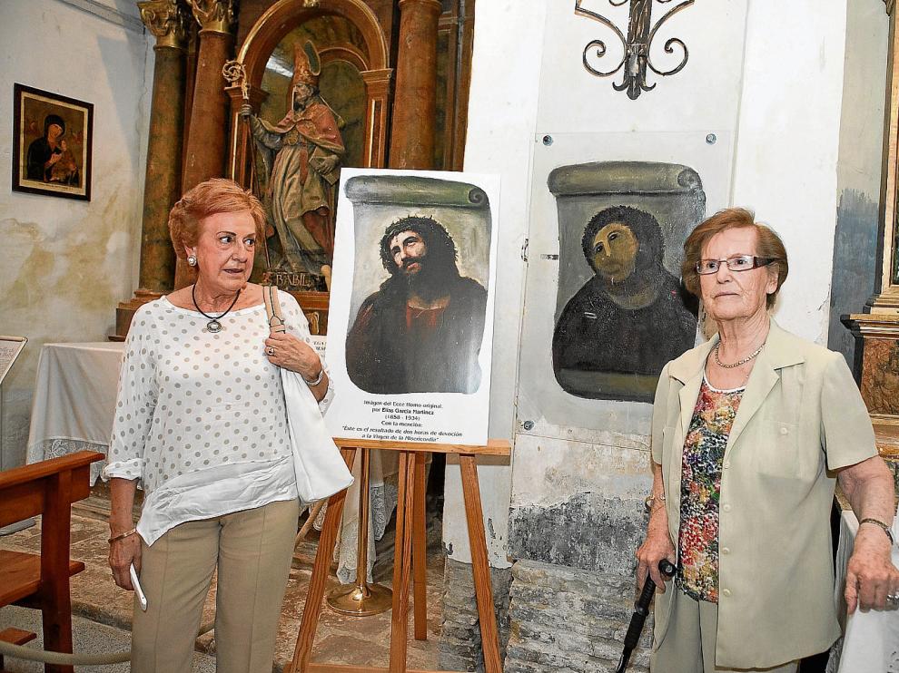 Teresa García Blanc, ante una copia de la obra de su abuelo, y Cecilia Giménez, autora del eccehomo que dio la vuelta al mundo.