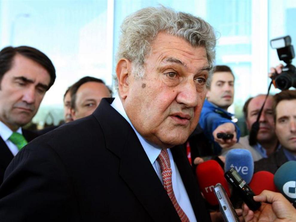 El presidente del Congreso de los Diputados, Jesús Posada, atiende a los medios durante la visita a Resinas Naturales.