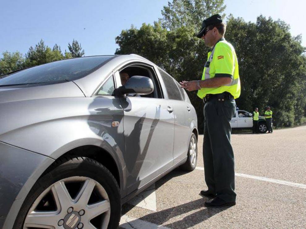 Un agente da el alto a un conductor en una carretera aragonesa