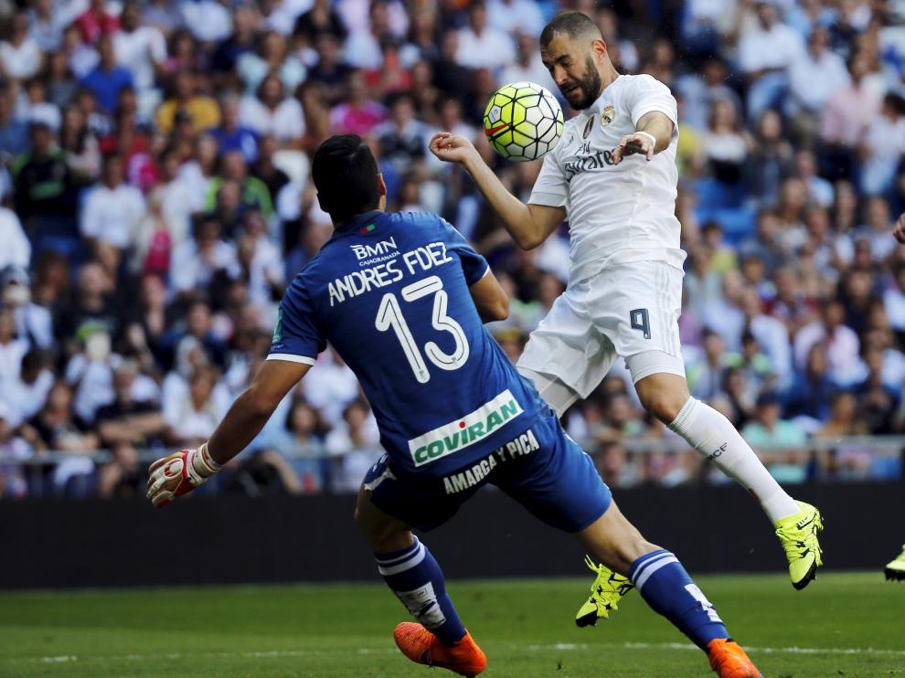 Benzema remata de cabeza para anotar el único tanto del partido