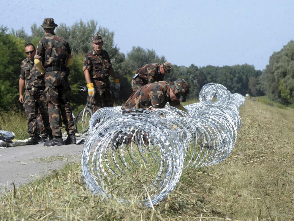 Hungría ha instalado una valla en su frontera con Croacia.