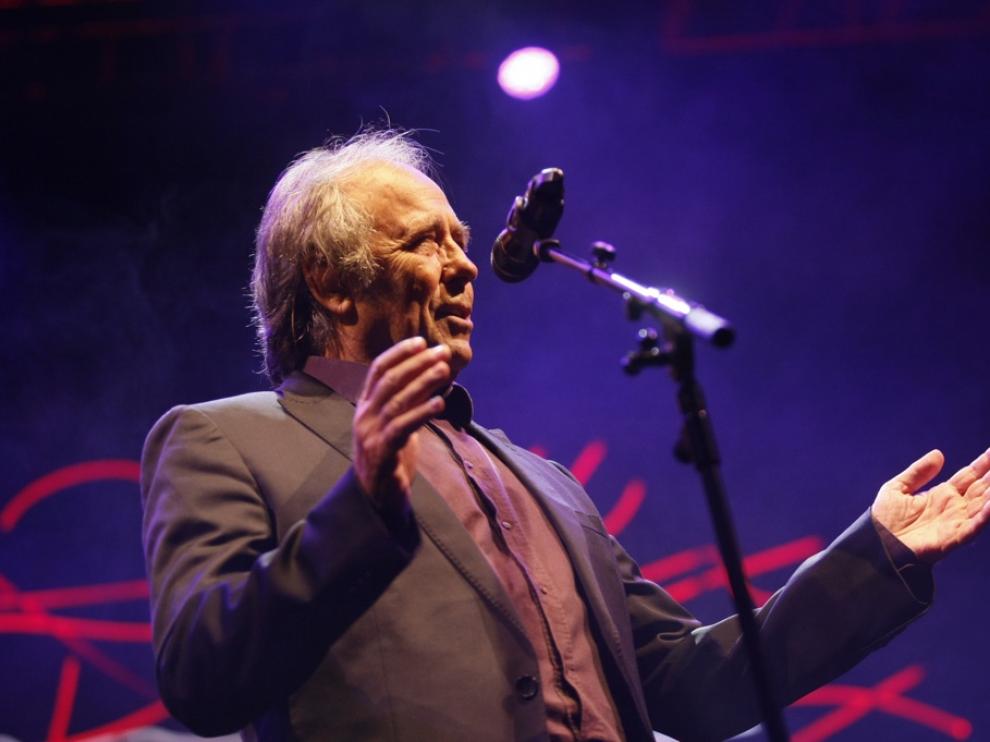 Serrat durante un concierto en una foto de archivo.