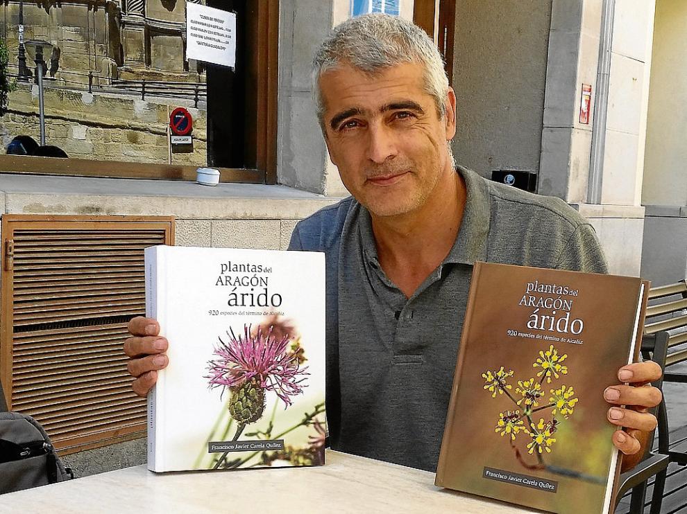 Javier Carela, con los dos volúmenes de su libro, fotografiado en Alcañiz.