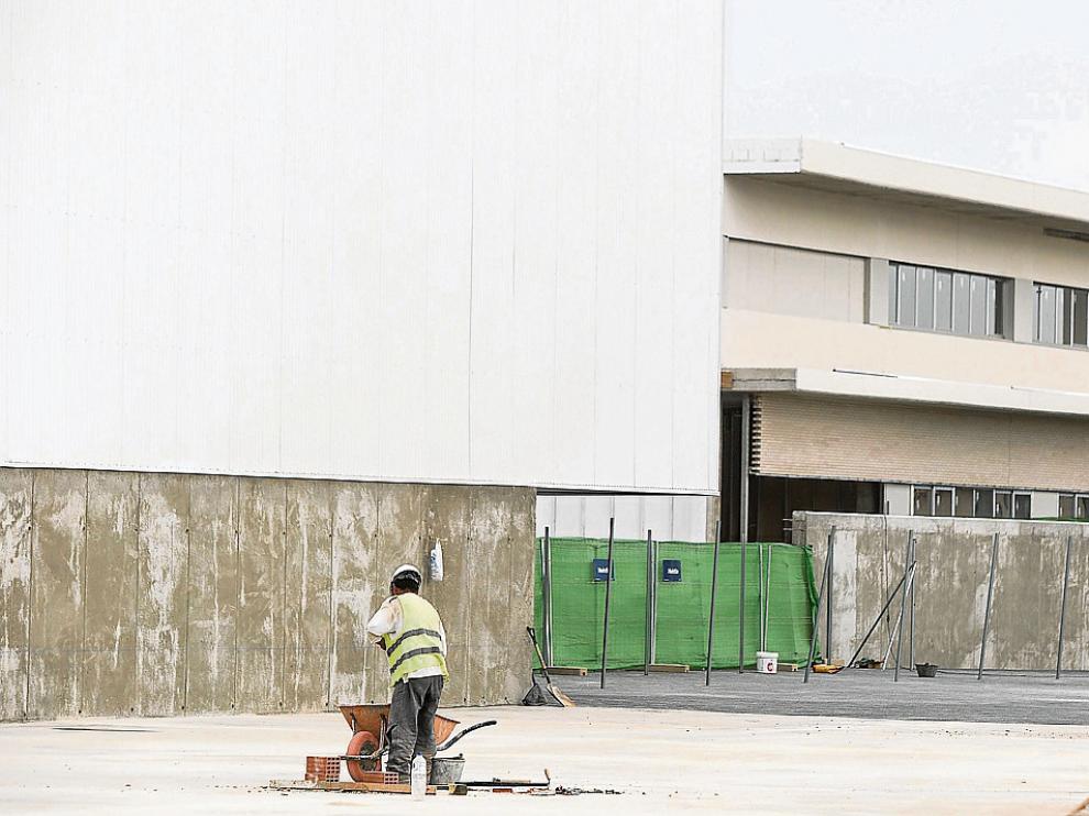 Los obreros han trabajado en los últimos días en rematar las obras del nuevo colegio.