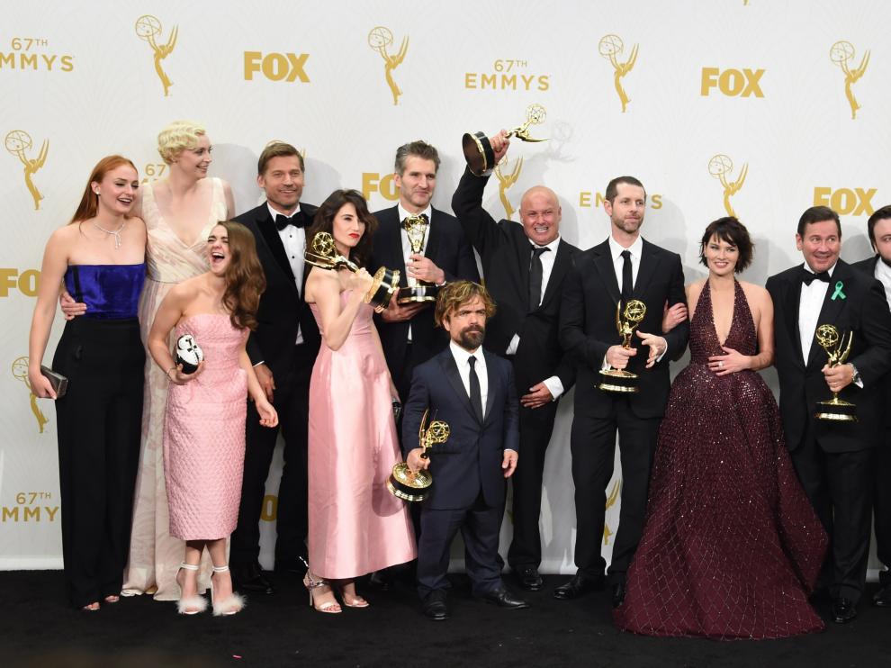 Parte del equipo de la serie 'Juego de Tronos' posa con las 12 estatuillas conseguidas en los Emmy.