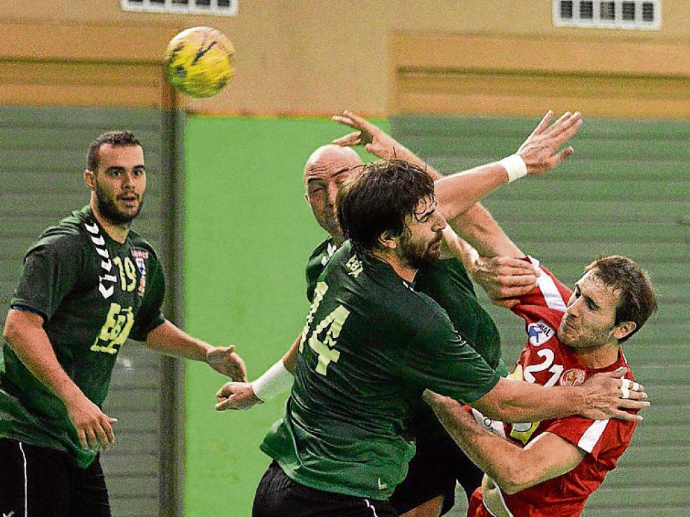 García Oier en uno de los ataques de ayer del Bada Huesca.