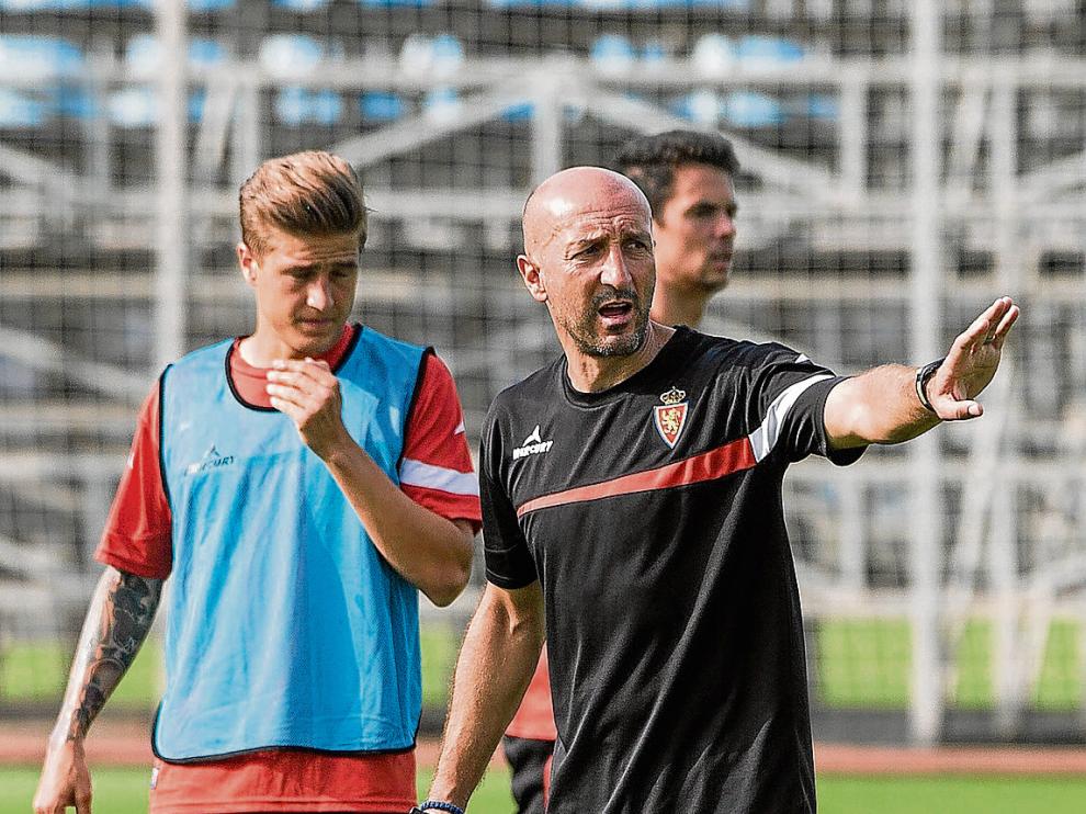 Ranko Popovic da instrucciones durante el entrenamiento de ayer en la Ciudad Deportiva.