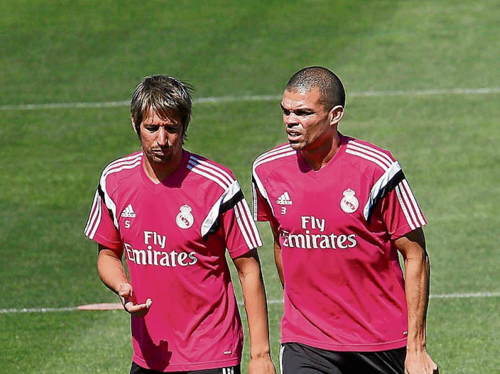 Pepe, en un entrenamiento junto a Coentrao.