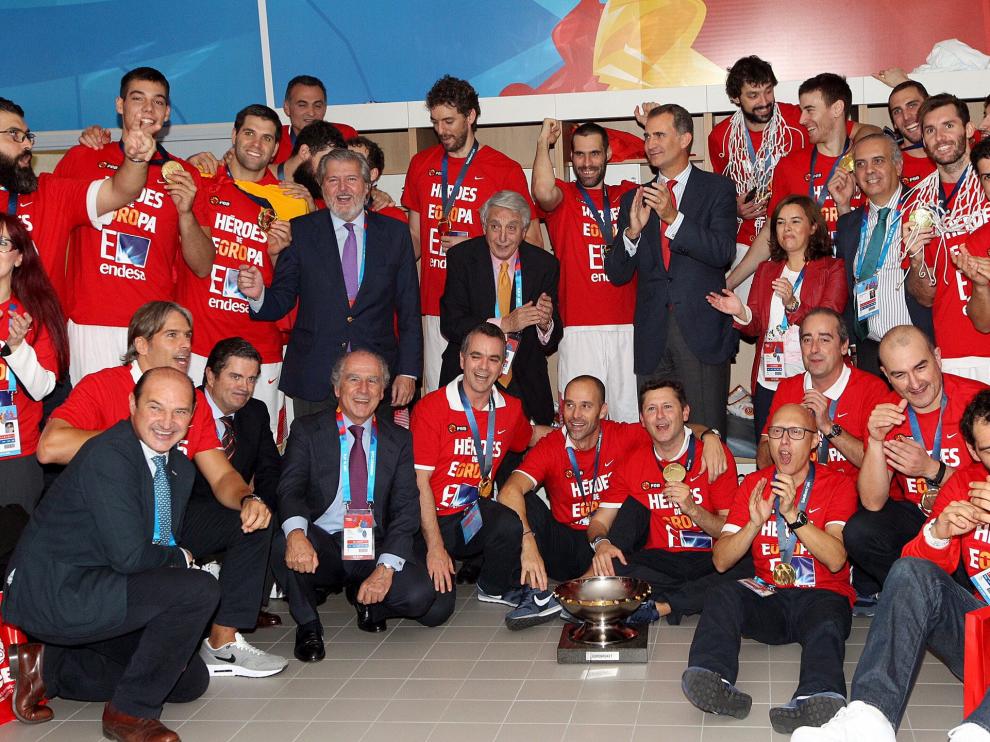 El rey Felipe VI, junto Íñigo Méndez de Vigo y Soraya Sáenz de Santamaría, posa con los jugadores de la selección española y el equipo técnico.