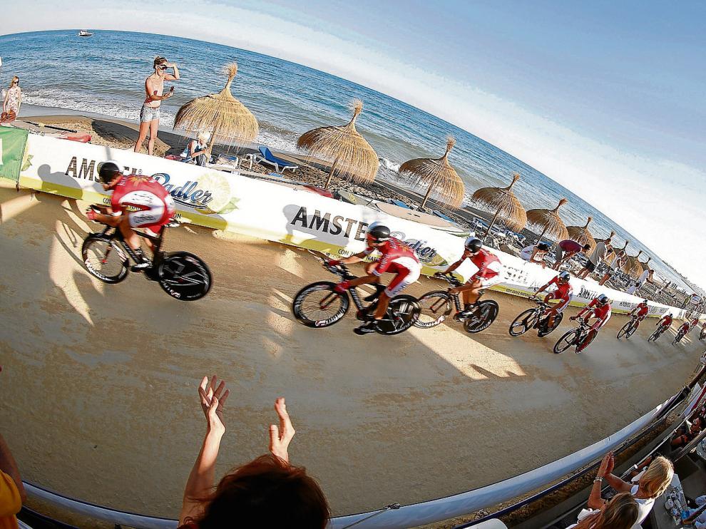 Los ciclistas del Cofidis pasan por la arena de la playa de Puerto Banus, foco de la polémica en la primera etapa de la Vuelta 2015.