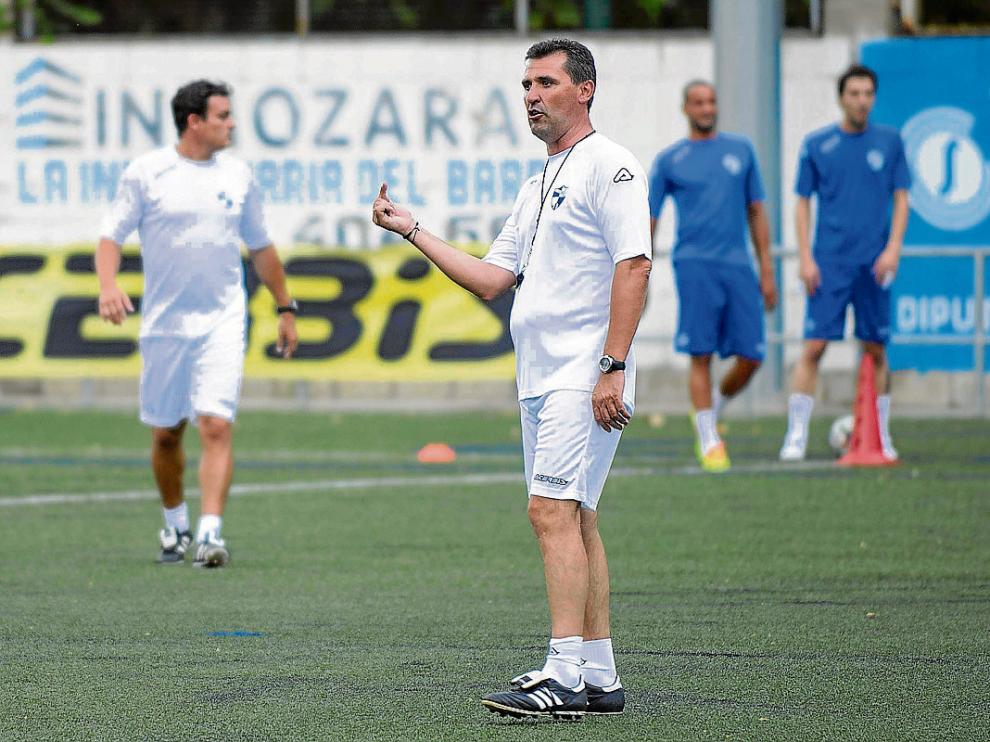 Emilio Larraz, entrenador del Ebro, durante un entrenamiento de su equipo.