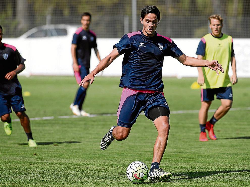 El delantero costarricense Jonathan Moya se entrenó ayer por primera vez con sus nuevos compañeros.
