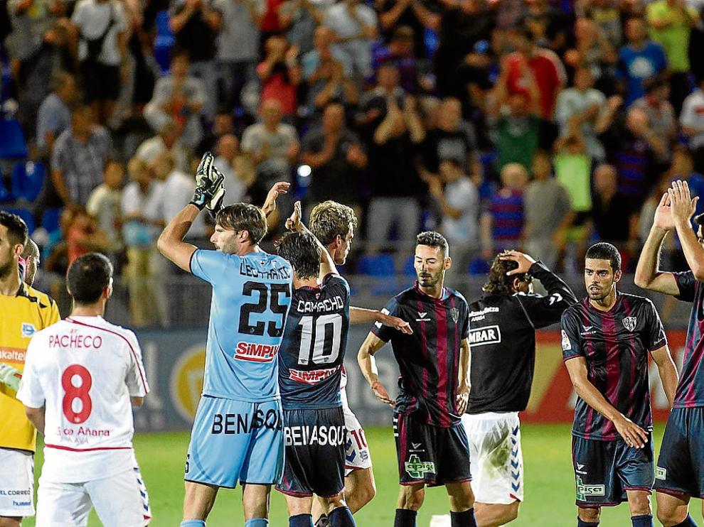 El equipo devolvió con aplausos la ovación y los gritos de ánimo finales de la afición.