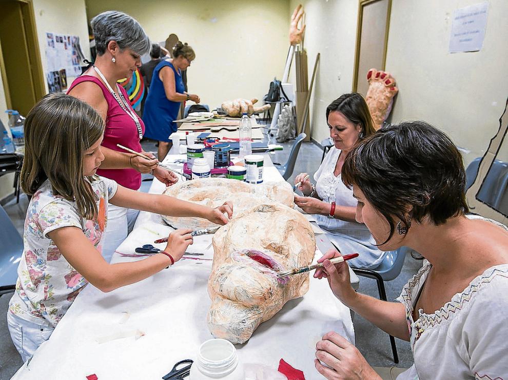 Los vecinos de San Pablo colaboran en los talleres para preparar el atrezzo de la Carrera.