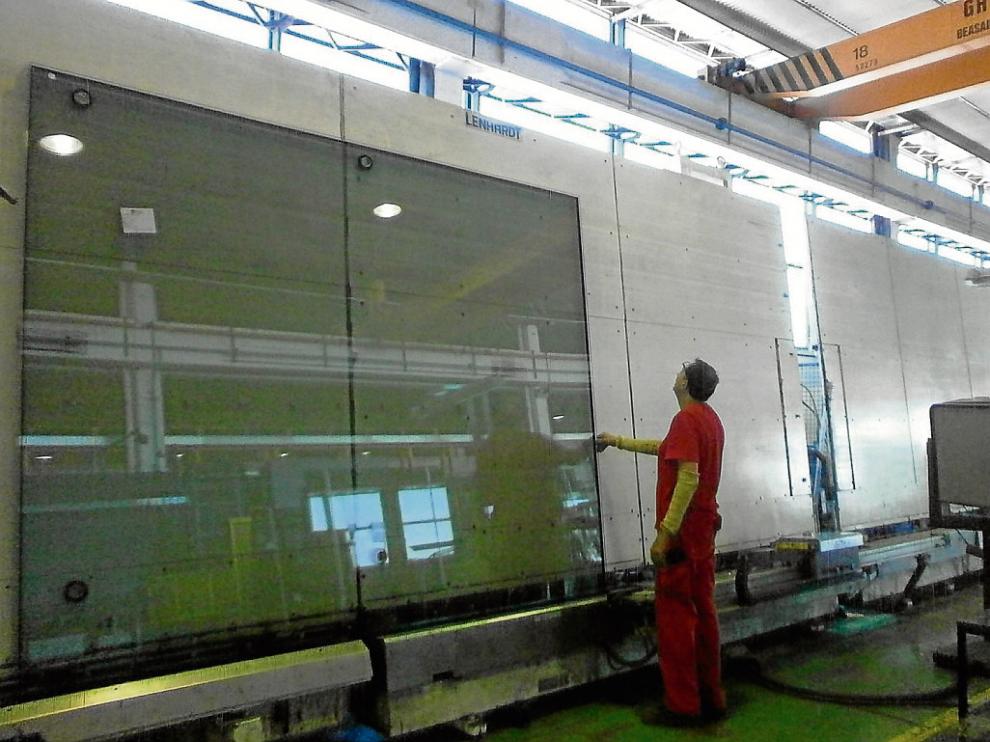 Un operario trabajando en la fábrica de vidrio de Ariño Duglass en La Puebla de Alfindén.