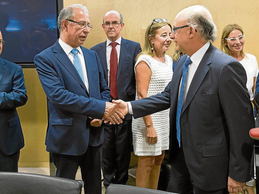 Fernando Gimeno izquierda saluda al ministro Montoro en una reunión celebrada en julio.