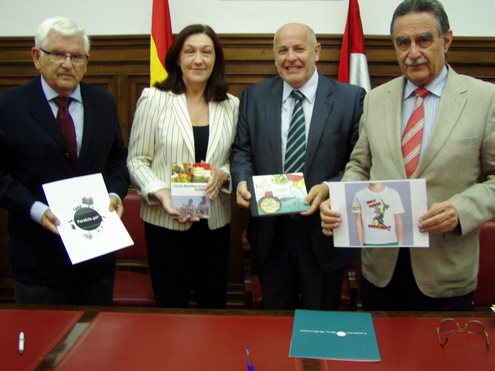 La jornada, la ha presentado la subdelegada del Gobierno, María José Heredia, junto a a Anselmo García (d) y Juan Manuel Ruiz Liso (i) y Domingo Valiente.