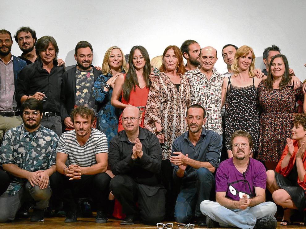 Los premiados, en el centro, junto a algunos de los invitados y organizadores, ayer, al finalizar la gala de clausura.