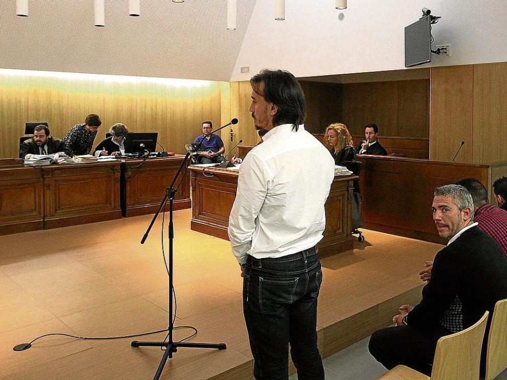 Rafael Gobantes Antiguos compañeros de piso. Los cuatro acusados en la foto, durante la celebración del juicio en Huesca, de entre 28 y 36 años de edad, habían compartido piso en Sabiñánigo mientras trabajaban en la estación de Formigal. Uno de ellos v
