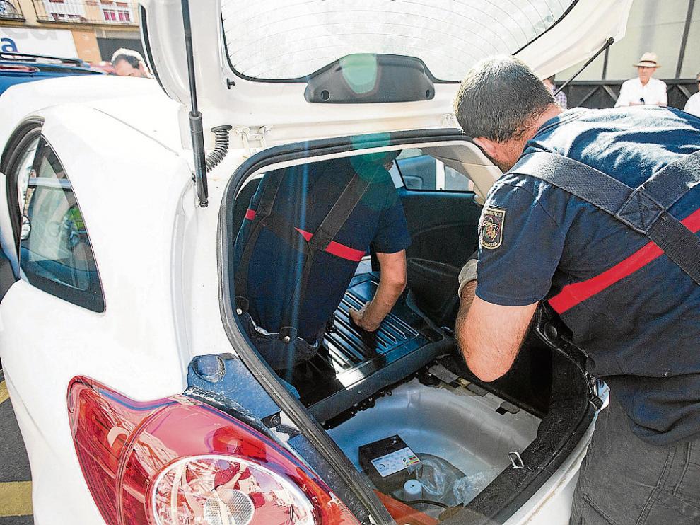 Los bomberos desmontaron parte del turismo en su búsqueda del animal.