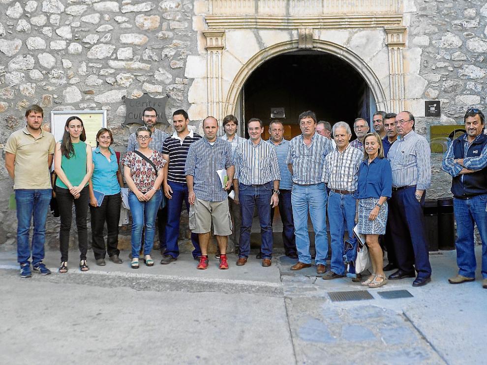 Los alcaldes, a las puertas del Centro Cultural de Castejón de Sos, donde se reunieron.